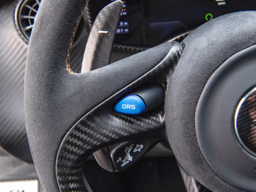 Детали интерьера McLaren P1 XP05 (990006) 2013 года  (фото 77 из 89)